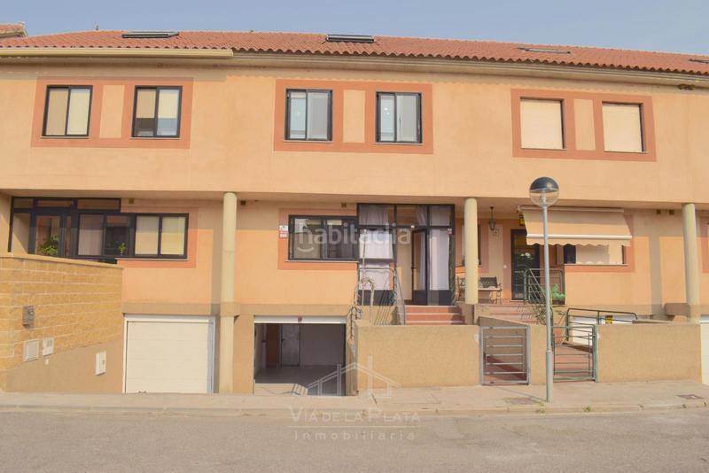 Foto 9c38ce34-d9ff-48a3-aef8-e8bc35efed17. Casa adosada en sol 10 chalet con jardín y piscina en monterrubio en Monterrubio de Armuña