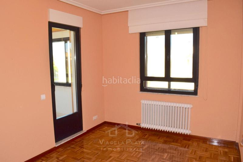 Foto f1479389-0d48-4cd4-baec-b22f44251940. Casa adosada en sol 10 chalet con jardín y piscina en monterrubio en Monterrubio de Armuña