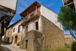 Casa adossada a Fuente abajo 3. Casa en venta en san esteban de la sierra con 4 plantas y gran p