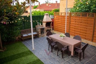 Casa adossada  Embajador 4. Chalet adosado en venta con jardín, piscina y garaje para dos co