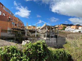 Édifice à La cruz 7. Obra parada de 6 chalets y cuatro pisos en la cruz de firgas. pr