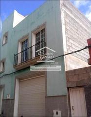 Casa  Juan de soria. Ocupada  amplia casa de 2 plantas con garaje en gáldar! inmueble