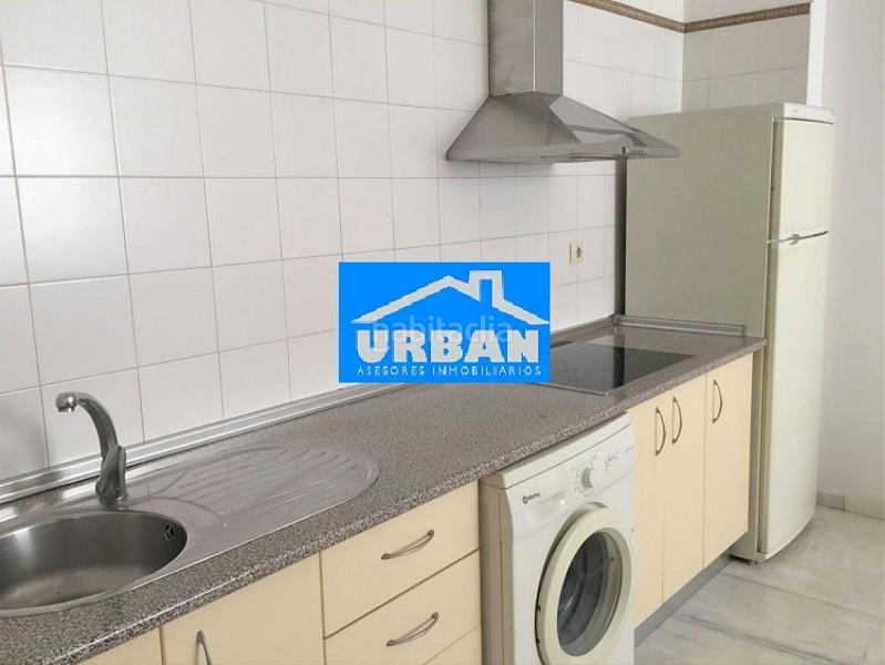 Foto c1791ef1-fe06-49b5-aaee-83e1fb7c0f70. Alquiler apartamento fabuloso apartamento con todos los suministros incluidos, plaza de garaje y piscina comunitaria en temporada estival. disponible a en Sevilla