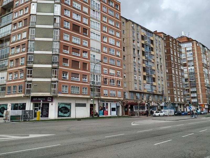 Foto c5b3d790-1e56-45dc-8b2d-6615c2c94329. Alquiler local comercial amplio local en venta o alquiler zona centro en Burgos
