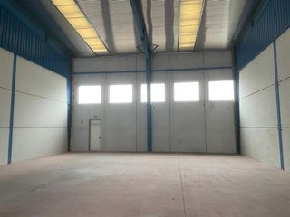 Miete Fabrikhalle in Villa Pilar. Nave en alquiler en el poligono industrial de gamonal