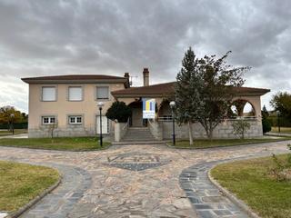 Chalet en rea Rural. Chalet en venta con 5 dormitorios, piscina, cancha de tenis y ja