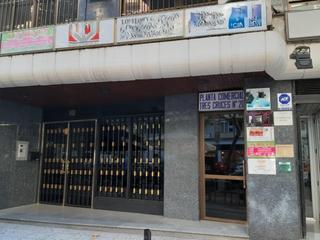 Office space in Las Viñas. Oficina en venta con vistas a la calle en avenida tres cruces, p