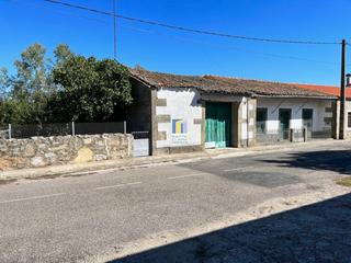Masia a Muga de Sayago. Casa en venta con 3 dormitorios, garaje y amplio jardín en muga