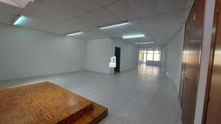 Local commercial à Casco Antiguo. Local comercial en alquiler con aseo y amplio patio en el centro