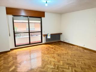 Piso en Las Viñas. Piso en venta de 4 dormitorios, 2 baños, plaza de garaje y trast