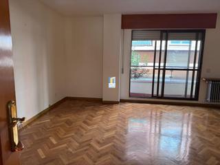 Etagenwohnung in Las Viñas. Piso en venta de 4 dormitorios, 2 baños, plaza de garaje y trast