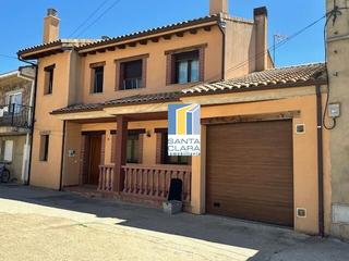 Casa a Benegiles. Casa en venta con 3 dormitorios, 2 baños, aseo, patio y garaje e