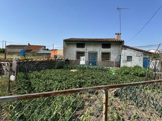 Casa a Muga de Sayago. Casa en venta con almacenes y amplios jardines con 4 pozos en mu