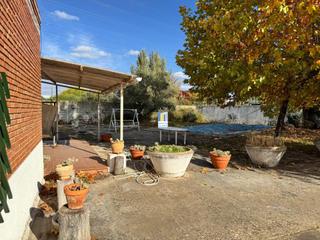 Terreno residencial en Polígono La Hiniesta. Finca urbana en venta con casa y piscina en zona carretera la hi