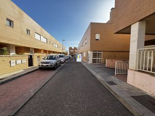 Maison jumelée à San José Obrero. Chalet adosado en venta con 3 dormitorios, garaje y patio con ba