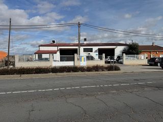 Lloguer Local Comercial a Morales de Toro. Taller mecánico en funcionamiento para venta o alquiler en moral