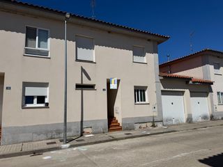 Maison jumelée à Bermillo de Sayago. Chalet adosado vpo en venta con patio y garaje en bermillo de sa