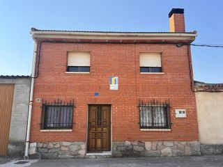 Casa a Montamarta. Casa en venta con 3 dormitorios y patio en montamarta zamora