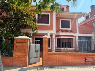 Casa aparellada a San Isidro - Espíritu Santo. Chalet pareado en venta con 4 dormitorios, garaje, jardín y bode
