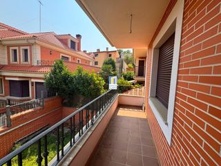 Maison jumelée à San Isidro - Espíritu Santo. Chalet pareado en venta con 4 dormitorios, garaje, jardín y bode