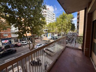 Appartement à Las Viñas. Piso en venta de 4 dormitorios y 2 baños en zona tres cruces, za