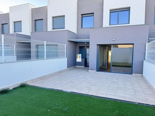 Chalet in Ciudad Jardín - Vista Alegre. Chalet unifamiliar de obra nueva en venta y con entrega inmediat