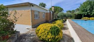 Maison  De les corts. Casa con gran jardin, piscina y pista tenis