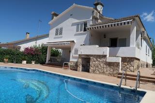 Casa  Gaudi. Estupenda casa con piscina.