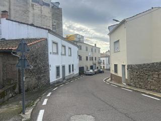 Nau industrial  Arriba. Nave industrial en ledrada