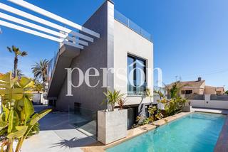 Haus in Los Europeos. Chalet moderno con piscina climatizada y vistas al mar en la mat