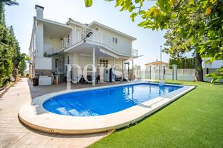 Maison à El Puig. Chalet en venta con 2 piscinas y jacuzzi en el puig