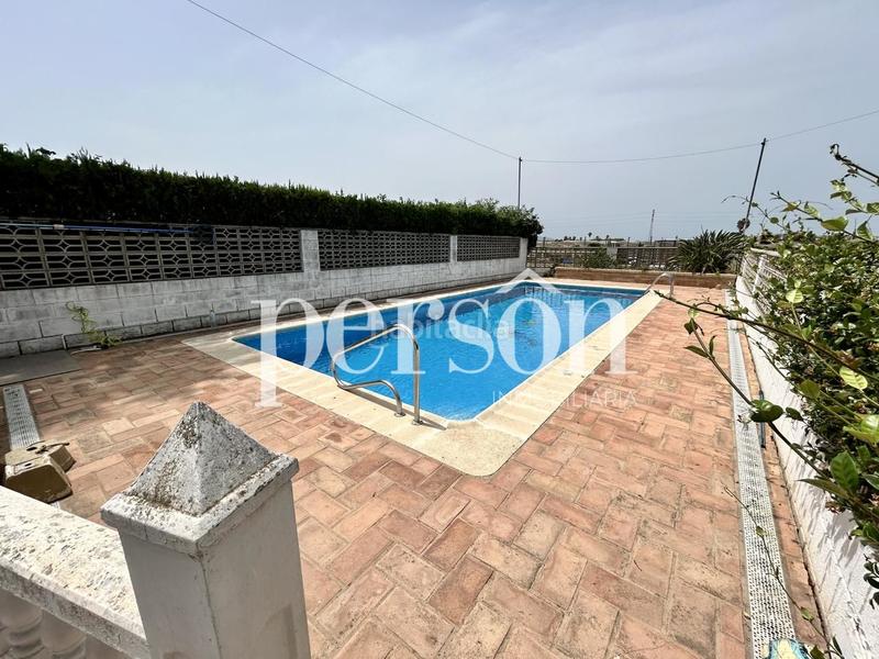 Foto 1fe193e3-5c8a-4fc6-83ac-d124932f6c95. Casa bifamiliare con piscina in Mareny Blau Sueca