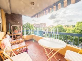 Pis  De les tres creus. Vivienda con terraza en tres forques