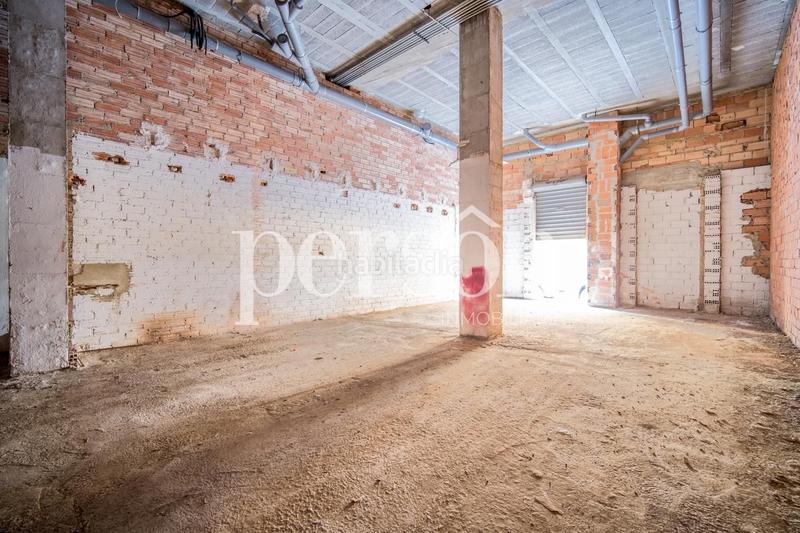 Foto c4cdd02a-f1fc-4e7e-a2ee-cfa117bf851b. Local comercial bajo comercial con muchas posibilidades en Valencia