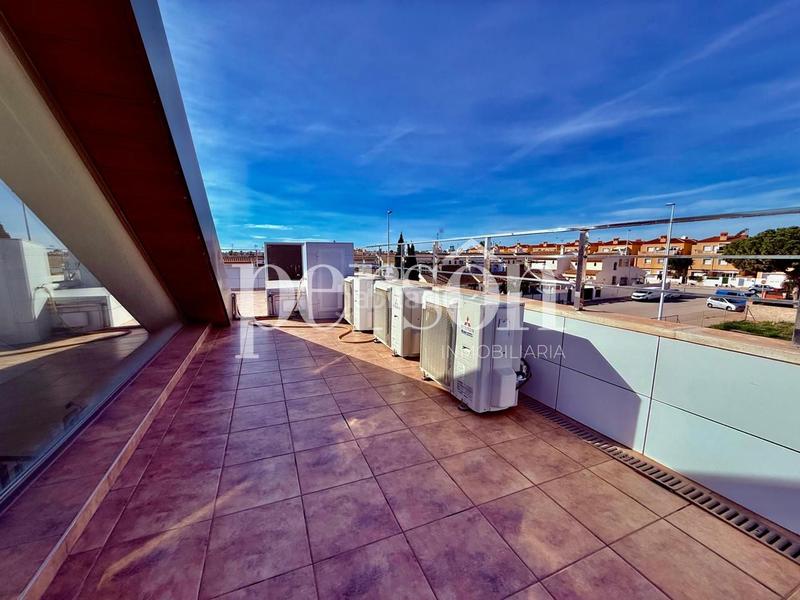 Foto 81b9d568-07b7-434d-b20c-0e73fd2d4d2a. Casa amb piscina a La Zenia Orihuela