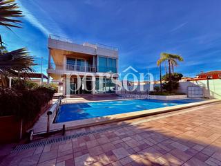Maison à La Zenia. Moderno chalet de lujo en la zenia