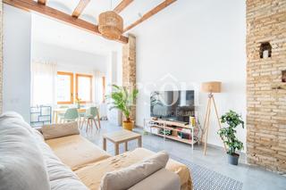 Pis a Russafa. Encantador piso de dos habitaciones con balcón en venta en ruzaf