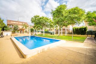 Casa adossada a Casas Verdes. Adosado con piscina comunitaria