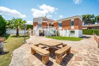 Casa a Picassent. Señorial chalet en la urbanización lalter