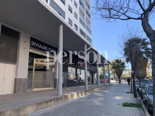 Lloguer Local Comercial a Nou Campanar. Se alquila amplio local en estado de obra en campanar, excelente