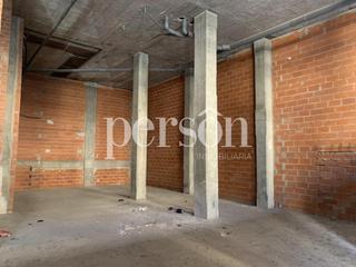 Location Local commercial à Nou Campanar. Se alquila amplio local en estado de obra en campanar, excelente