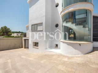 Casa  N/a. Exclusiva vivienda reformada a estrenar en urbanización privada