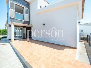 Casa  N/a. Exclusiva vivienda reformada a estrenar en urbanización privada