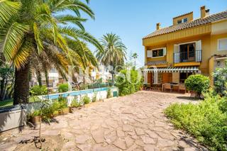 Casa adossada a Godella. Adosado en venta de 4 habitaciones en campolivar