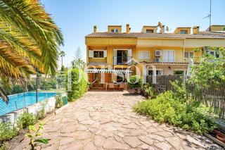 Casa adossada a Godella. Adosado en venta de 4 habitaciones en campolivar