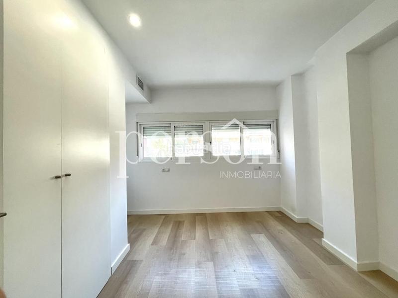 Foto f3d53e7c-1227-43b6-b638-e27325a74ecf. Alquiler piso gran piso reformado a estrenar ideal para estudiantesresidentes en Valencia