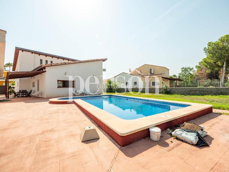 Foto a40177e6-d0f6-490a-ae0f-737d5bdf9878. Alquiler casa chalet bioclimático en urbanización privada en Serra