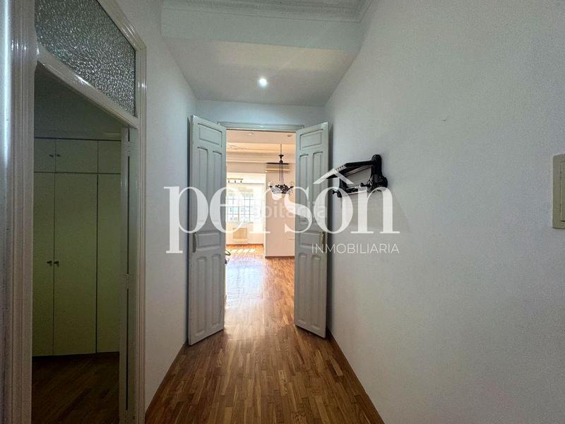 Foto eae0d80e-f322-41db-b752-9fa02c6f5d44. Alquiler piso luminoso piso con carácter en calle ciscar ensanche gran vía en Valencia