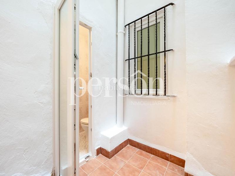 Foto f6e70742-fb96-4b1a-b960-efe2f9bfcd59. Alquiler piso amplio piso en alquiler con terraza en extramurs en Valencia