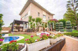 Casa a Rascanya. Chalet en venta con piscina en la pobla de vallbona